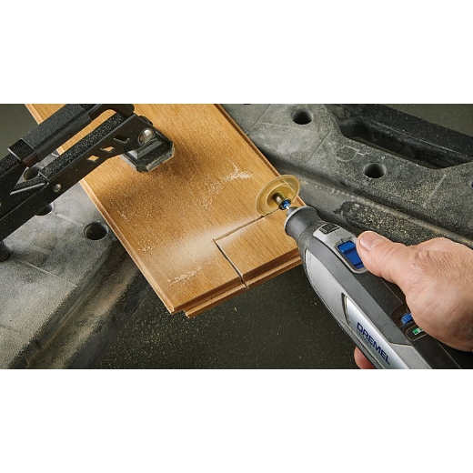 Cortar una esquina del laminado con la Dremel 8240