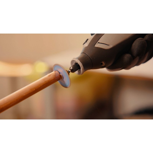 Desbarbado de un tubo de cobre con una Dremel 8240