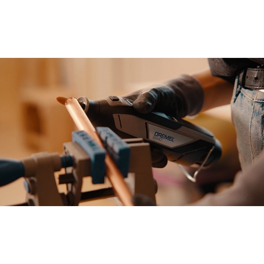 Desbarbado de un tubo de cobre con una Dremel 8240 y el tornillo de banco Multi para sujetar el tubo