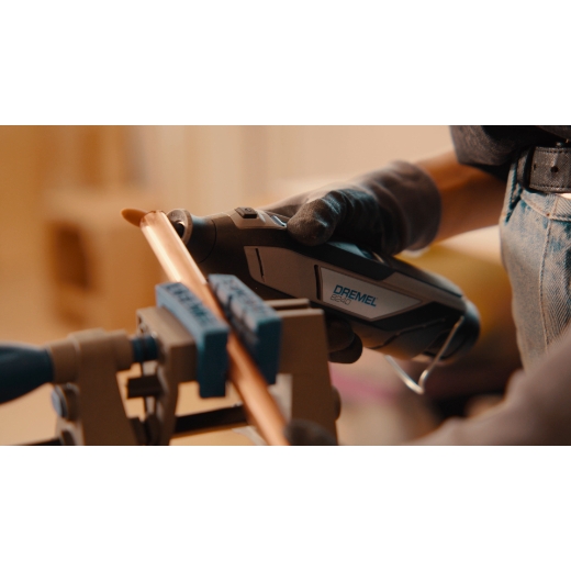 Desbarbado de un tubo de cobre con una Dremel 8240 y el tornillo de banco Multi para sujetar el tubo