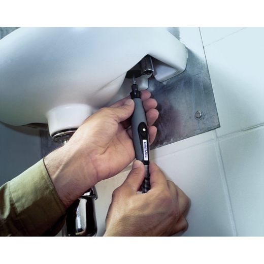 Trabajar en un lugar estrecho debajo de un fregadero con el eje flexible Dremel