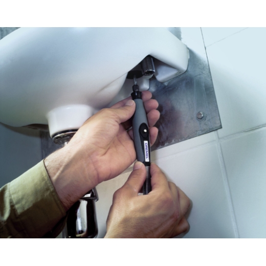 Trabajar en un lugar estrecho debajo de un fregadero con el eje flexible Dremel