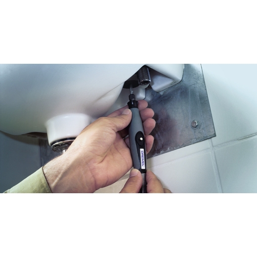 Trabajar en un lugar estrecho debajo de un fregadero con el eje flexible Dremel
