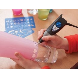 Grabado de corazones en un jarrón con el grabador Dremel