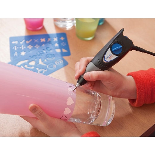 Grabado de corazones en un jarrón con el grabador Dremel