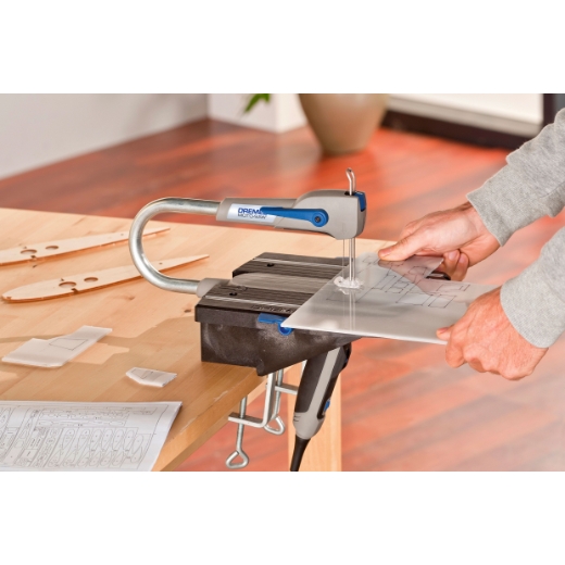 Corte de un panel de plástico con la Moto Saw Dremel