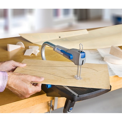 Serrado de madera con una motosierra Dremel